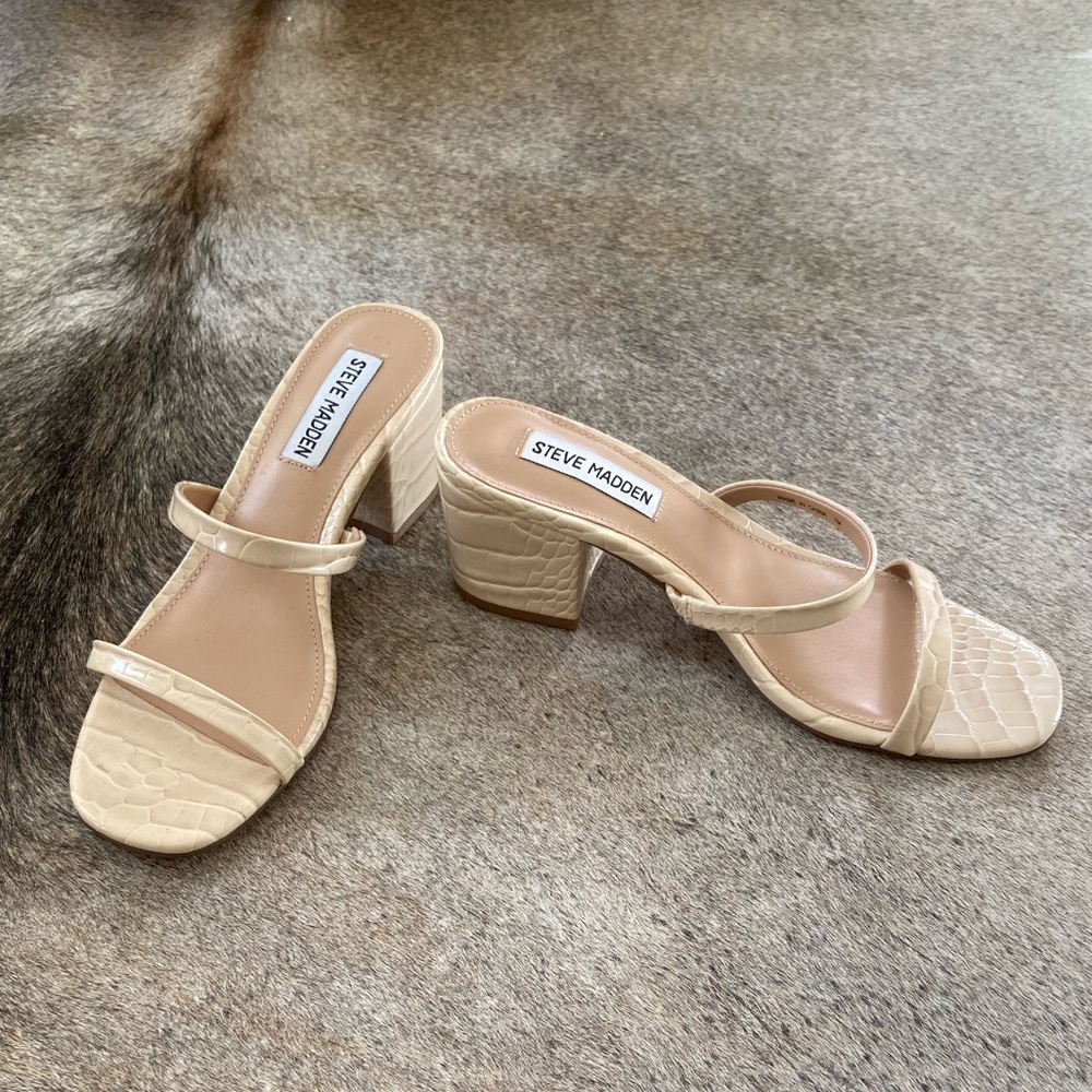 NWOT - Steve Madden Issy beige sandal